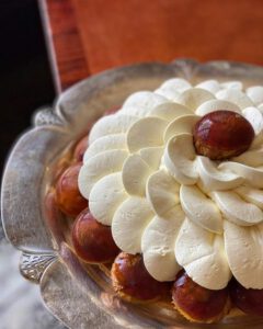 Saint Honoré de Vainilla & Caramelo 8 porciones