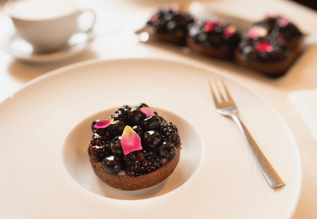 Tarta De Mora y Arándanos en galleta de chocolate