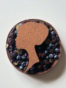 Tarta de Tarta de Moras y arándanos con violeta: rellena de mermelada de mora, arándanos y confite de violeta.