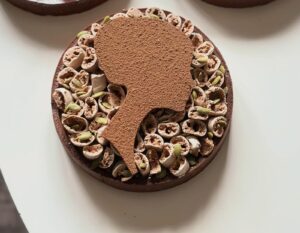 Tarta de Chocolate con praliné de semillas de calabaza con merengues de cacao y ganache de chocolate