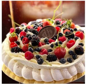 Pavlova con crema y frutas